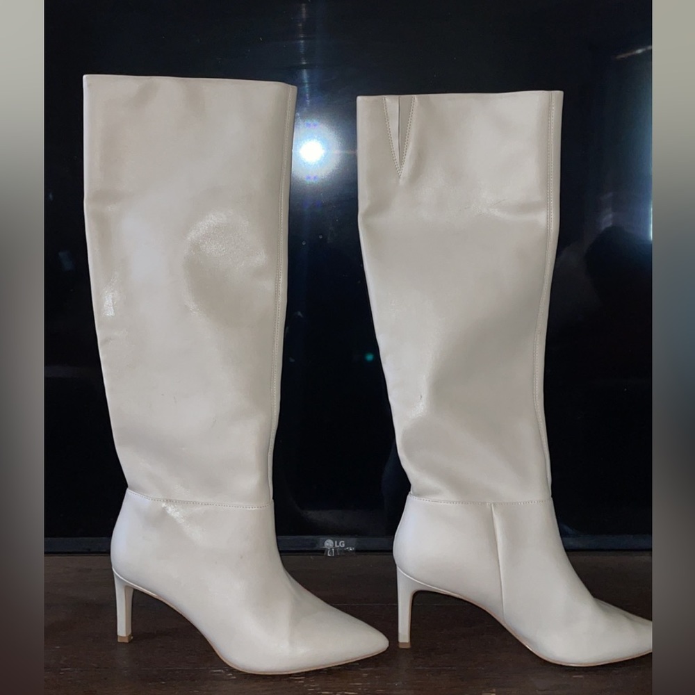 Pointed toe white heel boots